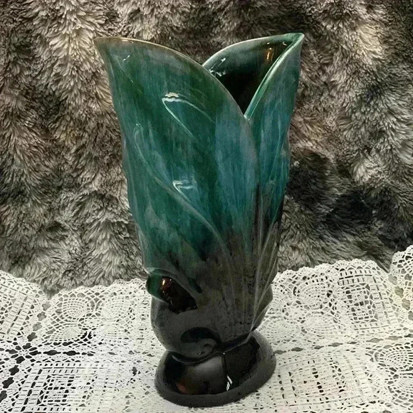 Vintage Blue Mountain Pottery BMP Large Open Leaf  Style Vase, Green Glaze - Picture 2 of 16